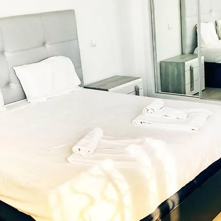 Vivenda Espacosa E Luminosa Quelfes